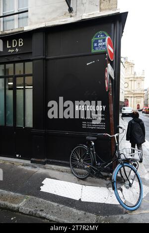 Spaziergang auf der Rue de Sévigné im 4. Arrondissement in Paris, Frankreich. Stockfoto