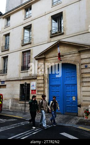 Spaziergang auf der Rue de Sévigné im 4. Arrondissement in Paris, Frankreich. Stockfoto