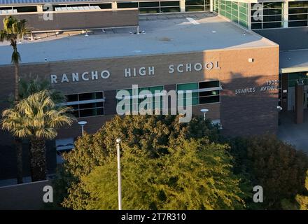 Las Vegas, NV, USA. November 2023. Blick auf die Rancho High School, wo ein Schüler in Las Vegas, Nevada, von 10 Klassenkameraden im Alter von 13 bis 17 Jahren wegen Kopfhörern und Vape zu Tode geschlagen wurde. November 2023. Quelle: Mpi34/Media Punch/Alamy Live News Stockfoto