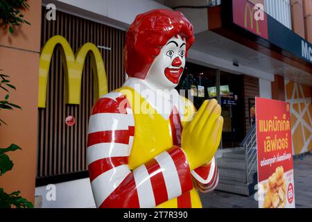 Der legendäre McDonald's Clown in einem McDonald's Fast Food Outlet in Bangkok, Thailand, mit der traditionellen thailändischen Begrüßung, dem „Wai“ Stockfoto