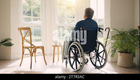 Rollstuhl, alter Mann oder Gedächtnisdenken durch Fenster im Pflegeheim oder Ruhestand mit Depression. Nostalgie, trauriger oder einsamer älterer Mensch im Leben Stockfoto