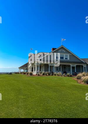 Kiawah Island, SC USA - 26. Februar 2023: The Ocean Course Golf Course Club House auf Kiawah Island in South Carolina. Stockfoto