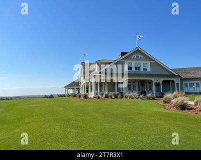 Kiawah Island, SC USA - 26. Februar 2023: The Ocean Course Golf Course Club House auf Kiawah Island in South Carolina. Stockfoto