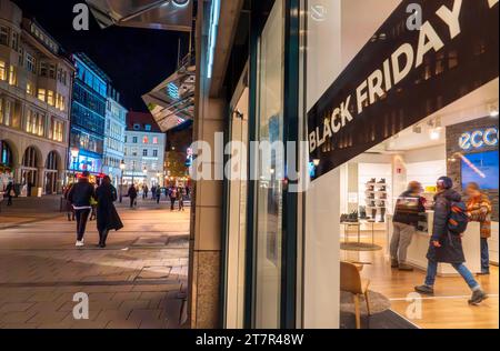 Black Friday, Schaufensterwerbung in der Sendlinger Straße, Passanten, München, November 2023 Deutschland, München, November 2023, Münchner beim Shopping in der Sendlinger Straße, Schaufenster mit Werbung für Black Freitag, 24 Uhr. November, Passanten, Einkaufsstraße, Donnerstagabend, Einzelhandel, Innenstadt, Herbst, Bayern *** Black Friday, Schaufensterwerbung in der Sendlinger Straße, Passanten, München, November 2023 Deutschland, München, November 2023, Münchner Shopping in der Sendlinger Straße, Schaufensterwerbung Schwarzer Freitag am 24. November, Passanten, Einkaufsstraße, Donnerstagabend Stockfoto