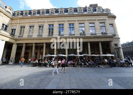 Die lebhafte Bar & Restaurant Le Nemours am Place Colette in Paris, Frankreich. Stockfoto