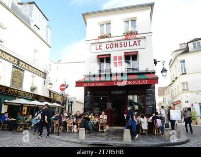 Die lebhaften Straßen der Rue Saint-Rustique und der Rue Norvins in Montmartre, Paris, Frankreich. Stockfoto