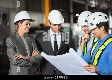 Diskussion der Arbeitsgruppe zur Umfrage von Geschäftsanlegern mit Ingenieur Architekt oder Techniker auf der Baustelle der Industrie. Stockfoto