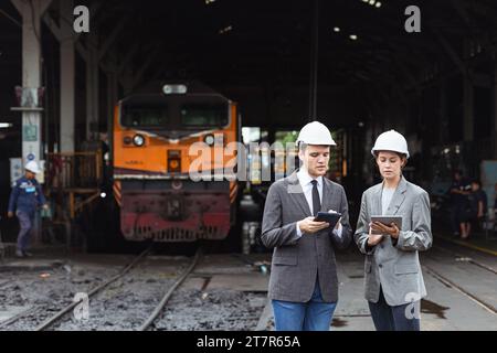 Inspektion des Ingenieurteams von Business Investor im Außenbereich des alten Dieselbahnhofs für Lokomotiven zur Renovierung Stockfoto