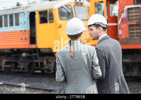 Inspektion des Ingenieurteams von Business Investor im Außenbereich des alten Dieselbahnhofs für Lokomotiven zur Renovierung Stockfoto