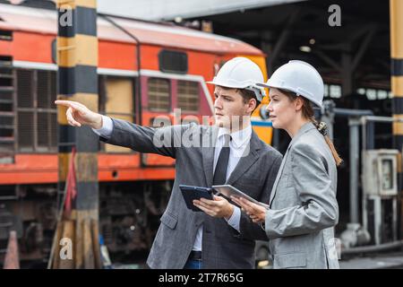 Inspektion des Ingenieurteams von Business Investor im Außenbereich des alten Dieselbahnhofs für Lokomotiven zur Renovierung Stockfoto