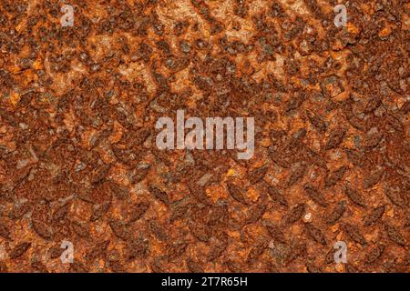 Rostendes Metall. Rostige Eisenplatte. Verrostete Stahlindustrie altes, veraltetes Schmirgelstrukturmuster schmutziges Oberflächenbild mit hohem Makrodetail. Stockfoto