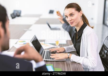 Geschäftssekretärin macht während des Gesprächs mit dem Manager Blickkontakt und sieht klug und selbstbewusst aus Stockfoto