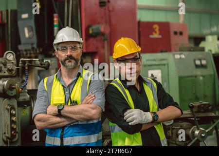 Porträt intelligenter glücklicher Ingenieur Erwachsene männliche gemischte Rassen Arbeiter in der Schwerindustrie stehen selbstbewusstes Team zusammen Stockfoto