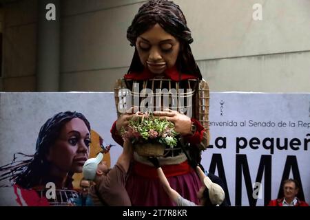 Mexiko-Stadt, Mexiko. November 2023. Kleine Amal, riesige Marionette eines 10-jährigen syrischen Mädchens; Symbol der Rechte von Flüchtlingen weltweit, während ihres Senatsbesuchs in Mexiko-Stadt. Am 16. November 2023 in Mexiko-Stadt, Mexiko (Credit Image: © Luis Barron/eyepix via ZUMA Press Wire) NUR REDAKTIONELLE VERWENDUNG! Nicht für kommerzielle ZWECKE! Stockfoto