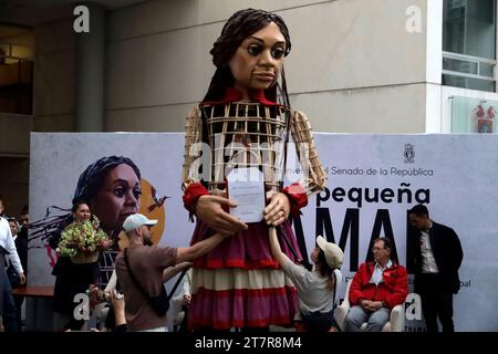 Mexiko-Stadt, Mexiko. November 2023. Kleine Amal, riesige Marionette eines 10-jährigen syrischen Mädchens; Symbol der Rechte von Flüchtlingen weltweit, während ihres Senatsbesuchs in Mexiko-Stadt. Am 16. November 2023 in Mexiko-Stadt, Mexiko (Credit Image: © Luis Barron/eyepix via ZUMA Press Wire) NUR REDAKTIONELLE VERWENDUNG! Nicht für kommerzielle ZWECKE! Stockfoto