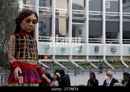 Mexiko-Stadt, Mexiko. November 2023. Kleine Amal, riesige Marionette eines 10-jährigen syrischen Mädchens; Symbol der Rechte von Flüchtlingen weltweit, während ihres Senatsbesuchs in Mexiko-Stadt. Am 16. November 2023 in Mexiko-Stadt, Mexiko (Credit Image: © Luis Barron/eyepix via ZUMA Press Wire) NUR REDAKTIONELLE VERWENDUNG! Nicht für kommerzielle ZWECKE! Stockfoto