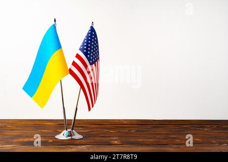 Kleine Fahnen der USA und der Ukraine auf Fahnenmasten aus nächster Nähe Stockfoto