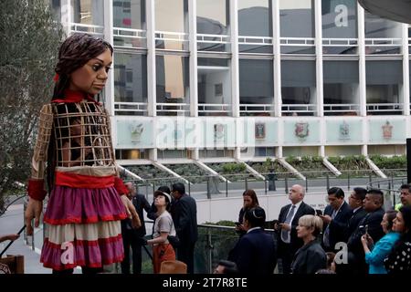 Mexiko-Stadt, Mexiko. November 2023. Kleine Amal, riesige Marionette eines 10-jährigen syrischen Mädchens; Symbol der Rechte von Flüchtlingen weltweit, während ihres Senatsbesuchs in Mexiko-Stadt. Am 16. November 2023 in Mexiko-Stadt, Mexiko (Credit Image: © Luis Barron/eyepix via ZUMA Press Wire) NUR REDAKTIONELLE VERWENDUNG! Nicht für kommerzielle ZWECKE! Stockfoto