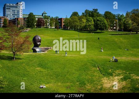 Der riesige Bronzeskulpturenkopf Hodet Puppen im Torshovdalen parc Oslo Stockfoto