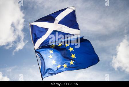 Aktenfoto vom 28./06/2019: Ein Saltyre und eine EU-Flagge werden gesehen, während Demonstranten der europäischen Bewegung in Schottland vor dem schottischen Parlament in Edinburgh eine Mahnwache halten. Die schottische Regierung wird eine "alternative Richtung" für das Land bei den Plänen für die Mitgliedschaft in der Europäischen Union in einem unabhängigen Schottland vorgeben. Verfassungssekretär Angus Robertson wird die Pläne am Freitag, dem siebten, in einem Prospektpapier für die Unabhängigkeit veröffentlichen. Ausgabedatum: Freitag, 17. November 2023. Stockfoto