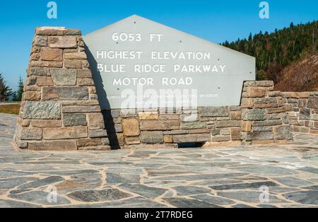 Das höchste Höhenschild am Blue Ridge Parkway, der berühmten Straße, die den Shenandoah-Nationalpark mit dem Great Smoky Mountains-Nationalpark verbindet Stockfoto