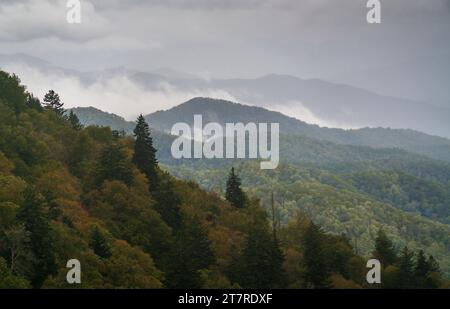 Der Blue Ridge Parkway, die berühmte Straße, verbindet den Shenandoah-Nationalpark mit dem Great Smoky Mountains-Nationalpark Stockfoto