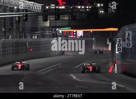 16. November 2023, Las Vegas Street Circuit, Las Vegas, FORMEL 1 HEINEKEN SILVER LAS VEGAS GRAND PRIX 2023, im Bild Carlos Sainz Jr. (ESP), Scuderia Ferrari fuhr über eine Mannlochabdeckung und muss das beschädigte Auto parken. Sein Teamkollege Charles Leclerc (MCO), Scuderia Ferrari, fährt an ihm vorbei. Stockfoto