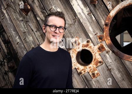 Fotograf und Autor des Fotografie-Buchband Stücke von Berlin posiert für ein Bild in Berlin am 8. November 2023. Florian Reischauer *** Fotograf und Autor des Fotobuches Pieces of Berlin posiert am 8. November 2023 für ein Bild in Berlin Florian Reischauer Credit: Imago/Alamy Live News Stockfoto