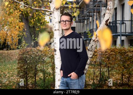 Fotograf und Autor des Fotografie-Buchband Stücke von Berlin posiert für ein Bild in Berlin am 8. November 2023. Florian Reischauer *** Fotograf und Autor des Fotobuches Pieces of Berlin posiert am 8. November 2023 für ein Bild in Berlin Florian Reischauer Credit: Imago/Alamy Live News Stockfoto