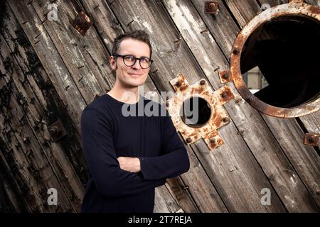 Fotograf und Autor des Fotografie-Buchband Stücke von Berlin posiert für ein Bild in Berlin am 8. November 2023. Florian Reischauer *** Fotograf und Autor des Fotobuches Pieces of Berlin posiert am 8. November 2023 für ein Bild in Berlin Florian Reischauer Credit: Imago/Alamy Live News Stockfoto