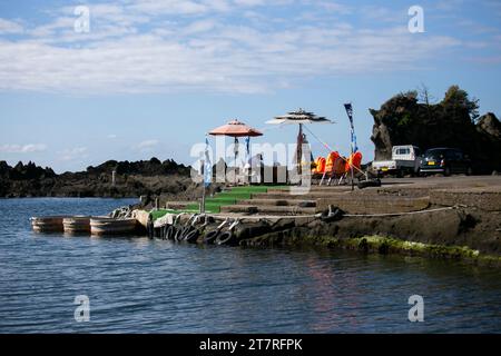 Shukunegi, Japan; 1. Oktober 2023: Eine Gruppe von Touristen, die eine Tarai-Bune- oder Tub-Bootstour entlang der Ogi-Küste genießen. Stockfoto