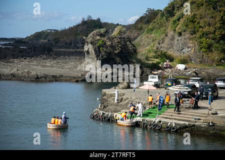 Shukunegi, Japan; 1. Oktober 2023: Eine Gruppe von Touristen, die eine Tarai-Bune- oder Tub-Bootstour entlang der Ogi-Küste genießen. Stockfoto