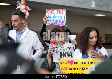 Washington, Usa. November 2023. CODEPINK-Demonstranten treffen sich am Donnerstag, den 16. November 2023 in Washington, DC, USA, mit pro-palästinensischen Demonstranten, die einen Waffenstillstand in Gaza fordern. Foto: Annabelle Gordon/CNP/ABACAPRESS.COM Credit: Abaca Press/Alamy Live News Stockfoto