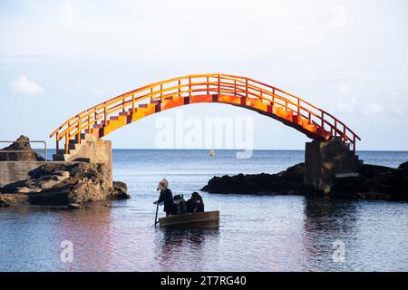 Shukunegi, Japan; 1. Oktober 2023: Eine Gruppe von Touristen, die eine Tarai-Bune- oder Tub-Bootstour entlang der Ogi-Küste genießen. Stockfoto