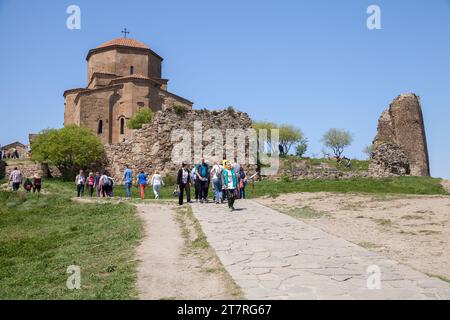 Mzcheta, Georgien - 28. April 2019: Touristen besuchen das Jvari-Kloster an einem sonnigen Tag, es ist ein georgisches orthodoxes Kloster aus dem sechsten Jahrhundert Stockfoto