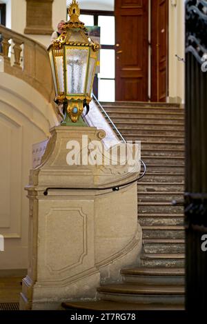 Geschmückter Eingang zum berühmten Prunksaal oder dem Staatshalle der Österreichischen Nationalbibliothek in der Hofburg. Schöne helle Treppe mit einer Laterne Stockfoto