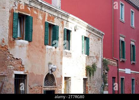 fenster in Venedig. Architektur. Holztüren und -Fenster, Gebäude außen in Venedig, Außendesign Stockfoto