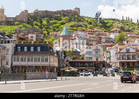 Tiflis, Georgien - 29. April 2019: Straßenblick von Tiflis an einem sonnigen Sommertag spazieren die Menschen auf dem Vakhtang Gorgasali Platz Stockfoto