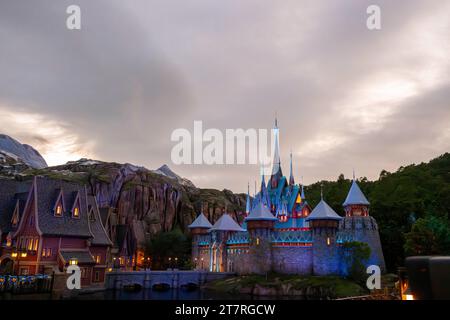 Hongkong. November 2023. Dieses Foto vom 16. November 2023 zeigt einen Blick auf das neue Themenland „World of Frozen“ im Hong Kong Disneyland Resort in Hong Kong, Südchina. Das neue Themengebiet, das von den Erfolgsfilmen „Frozen“ und „Frozen 2“ inspiriert wurde, wird laut dem Resort am 20. November für die Öffentlichkeit geöffnet. MIT „Hong Kong Disneyland zur Veröffentlichung des weltweit ersten „Frozen“-Themas-Landes“ Credit: Zhu Wei/Xinhua/Alamy Live News Stockfoto