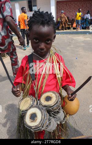 Die Besucher kommen zusammen, um das Olojo Festival in Ile-Ife im Bundesstaat Osun zu beobachten. Das Olojo-Festival ist eine Feier von Ogun, dem Gott von Eisen, und erinnert an den Abstieg von Oduduwa zur Ile-Ife, die Feier des ersten Sonnenaufgangs, des ersten Nachmittags und der ersten Nacht der Schöpfung. Das Olojo-Festival ist eines der ältesten in Afrika, das im ganzen Yoruba-Land gefeiert wird. Es feiert den Beginn des ersten Tages der Existenz auf der Erde, wo der Monarch die heilige Krone trägt, die größere Bedeutung bei der Olojo-Feier in Nigeria hat. Stockfoto