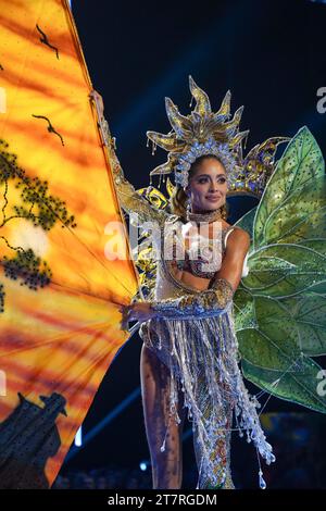 San Salvador, El Salvador. November 2023. Miss Colombia Camila Avella tritt während der National Costume Show im Rahmen des 72. Miss Universe-Wettbewerbs auf. Quelle: Camilo Freedman/dpa/Alamy Live News Stockfoto