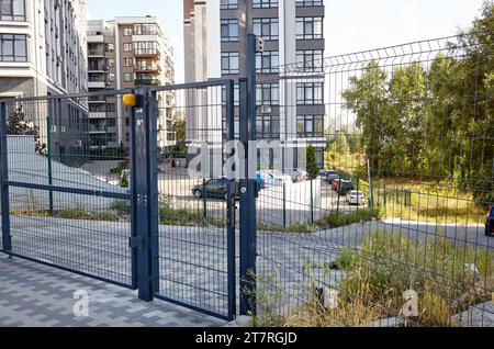 Vordertür des Hofes. Fernbedienung zum Öffnen der Schwingtür durch die Motorautomation ist Home Security System Stockfoto