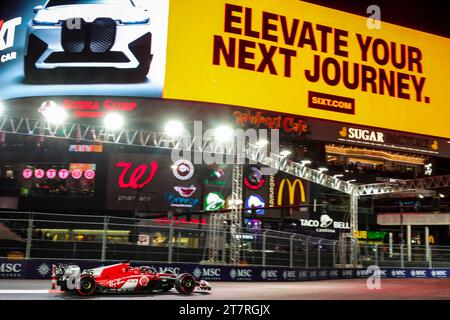 Las Vegas, Etats Unis. November 2023. 16 LECLERC Charles (mco), Scuderia Ferrari SF-23, Action während des Formel 1 Heineken Silver Las Vegas Grand Prix 2023, 21. Runde der Formel 1 Weltmeisterschaft 2023 vom 17. Bis 19. November 2023 auf dem Las Vegas Strip Circuit in Las Vegas, USA - Foto DPPI Credit: DPPI Media/Alamy Live News Stockfoto