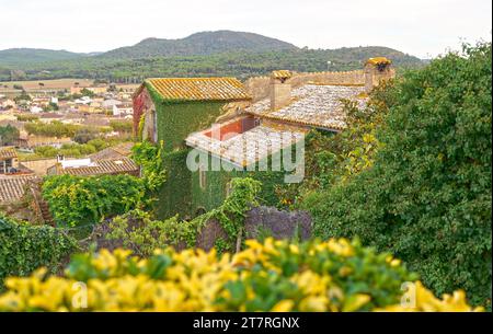 Spanien. Küste der Costa Brava. Katalonien. Straßen einer kleinen Stadt. Altes Dorf in Spanien. Bezaubernde alte Straßen. Stockfoto