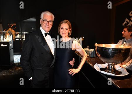 München, Deutschland. November 2023. Der Schauspieler Sky du Mont und Julia Schütze feiern nach der Bambi-Preisverleihung im Bavaria-Film. Der Bambi-Medienpreis wird seit 1948 vom Verlag Burda verliehen. Er ehrt erfolgreiche und beliebte Prominente. Quelle: Felix Hörhager/dpa/Alamy Live News Stockfoto