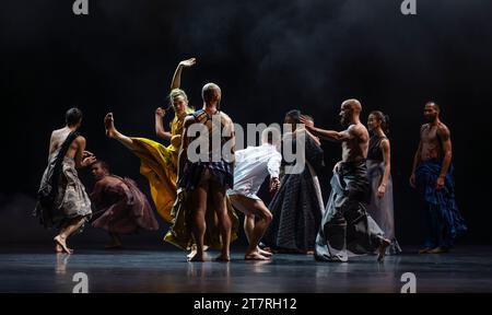 London, Großbritannien. November 2023. Emanuel Gat Dance's LOVETRAIN2020 im Sadler's Wells Theatre in London findet vom 17. Bis 18. November 2023 statt. Stockfoto