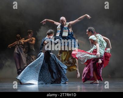 London, Großbritannien. November 2023. Emanuel Gat Dance's LOVETRAIN2020 im Sadler's Wells Theatre in London findet vom 17. Bis 18. November 2023 statt. Stockfoto
