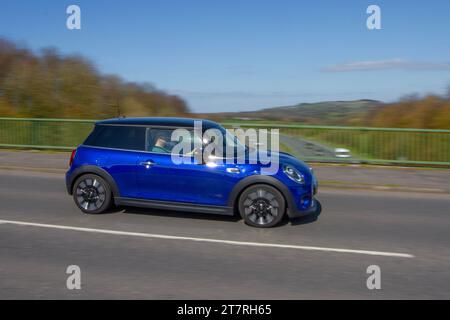 2019 Mini Cooper Exclusive Auto 136 Steptronic Auto Start/Stopp Blue Fatchback Benzinmotor, 1499 ccm, kompaktes 5-türiges Auto Stockfoto