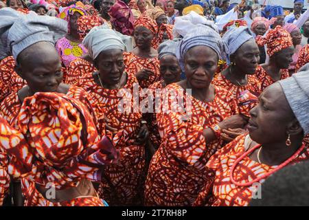 Die Besucher kommen zusammen, um das Olojo Festival in Ile-Ife im Bundesstaat Osun zu beobachten. Das Olojo-Festival ist eine Feier von Ogun, dem Gott von Eisen, und erinnert an den Abstieg von Oduduwa zur Ile-Ife, die Feier des ersten Sonnenaufgangs, des ersten Nachmittags und der ersten Nacht der Schöpfung. Das Olojo-Festival ist eines der ältesten in Afrika, das im ganzen Yoruba-Land gefeiert wird. Es feiert den Beginn des ersten Tages der Existenz auf der Erde, wo der Monarch die heilige Krone trägt, die größere Bedeutung bei der Olojo-Feier in Nigeria hat. Stockfoto