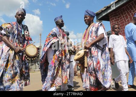 Die Besucher kommen zusammen, um das Olojo Festival in Ile-Ife im Bundesstaat Osun zu beobachten. Das Olojo-Festival ist eine Feier von Ogun, dem Gott von Eisen, und erinnert an den Abstieg von Oduduwa zur Ile-Ife, die Feier des ersten Sonnenaufgangs, des ersten Nachmittags und der ersten Nacht der Schöpfung. Das Olojo-Festival ist eines der ältesten in Afrika, das im ganzen Yoruba-Land gefeiert wird. Es feiert den Beginn des ersten Tages der Existenz auf der Erde, wo der Monarch die heilige Krone trägt, die größere Bedeutung bei der Olojo-Feier in Nigeria hat. Stockfoto